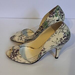 Beautiful Steve Madden floral pumps. Size 8M